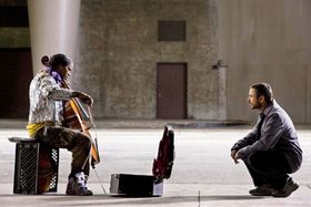 路上で暮らす孤独なソリストがコラムニストと出会う