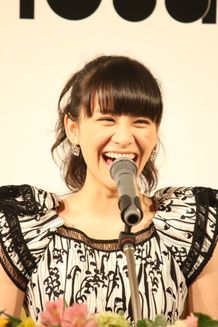 元気いっぱいの笑顔で「Perfume Anniversary 10days 2015 PPPPPPPPPP」をアピールするあ～ちゃん