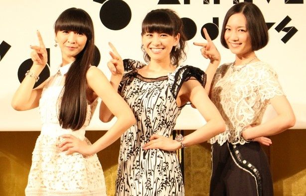 「かしゆかです。あ～ちゃんです。のっちです。3人あわせて、Perfumeです！」と、お決まりのポーズでご挨拶！