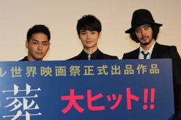 『合葬』の舞台挨拶に登壇した柳楽優弥、瀬戸康史、オダギリジョー