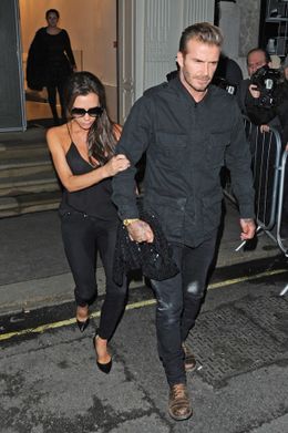 険しい表情のデビッドと、夫にすがりついて歩くヴィクトリア