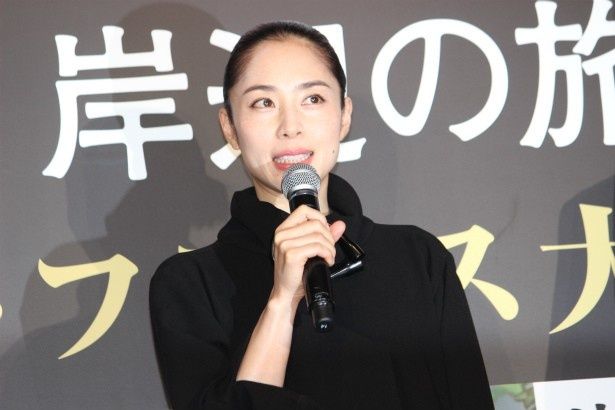 妻・瑞希役の深津絵里