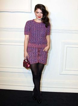 GQ誌で大胆な下着姿を披露しているイヴ・ヒューソン