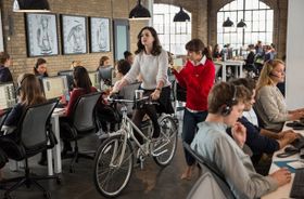 オフィス内で自転車を乗り回すのがニューヨーク流!?