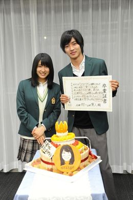 サプライズのケーキと卒業証書を前に笑顔の土屋＆山崎