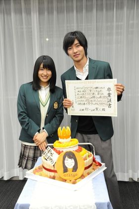 サプライズのケーキと卒業証書を前に笑顔の土屋＆山崎