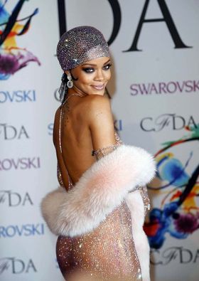 乳首やお尻が丸見えのドレスで登場したことがあるリアーナ