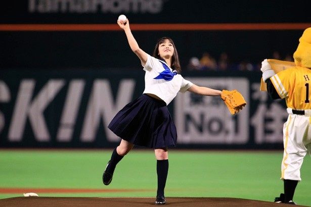 橋本環奈がヤフオクドームにて行われた始球式に挑戦！