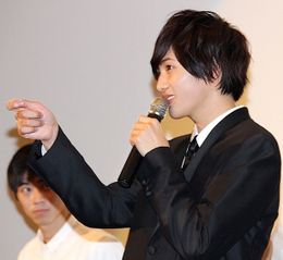 志尊淳が激甘セリフとともに“エア顎クイ”を披露！