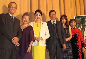 初日舞台挨拶を行なった大森一樹監督、草村礼子、松坂慶子、奥田瑛二、藤江れいな(NMB48)、小松みゆき(原作者)