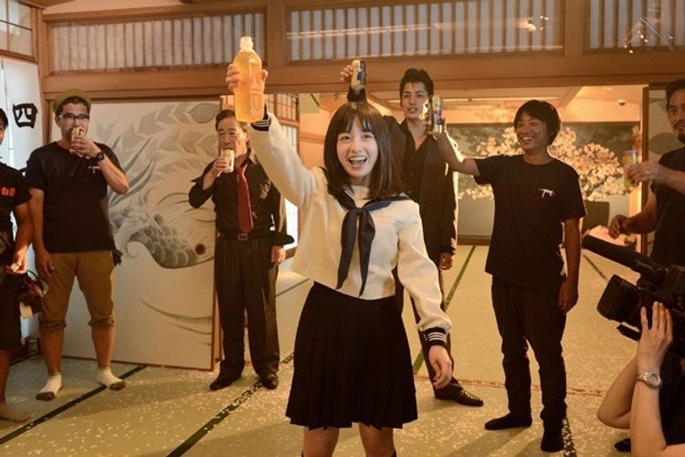 橋本環奈、初主演作のクランクアップで涙！