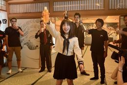 初主演作『セーラー服と機関銃 -卒業-』で無事クランクアップを迎えた橋本環奈