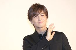 「HiGH＆LOW」の舞台挨拶で持ち前のスマイルを見せた岩田剛典