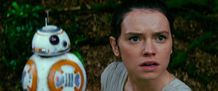 新ヒロインのレイ(デイジー・リドリー)と、新登場するドロイドBB-8