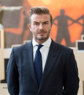 長男ブルックリンをヘッドロックしている写真をポスティングしたデビッド・ベッカム