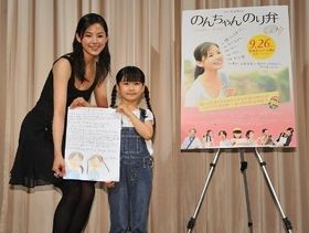 小西真奈美と子役の佐々木りおが仲良く登壇