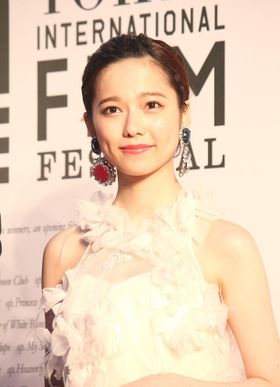 白い羽根ドレスに身を包んだ島崎遥香。普段より大人っぽい？