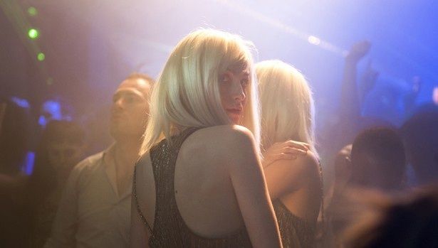 プロの“運び屋”フランク・マーティンが今回運ぶのは3人の美女!?