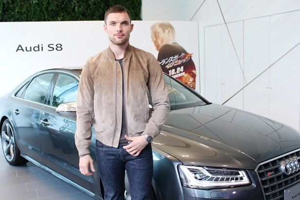 劇中で相棒となるアウディS8の前で撮影に応じたスクライン