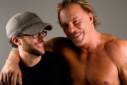 スタッフと仲良く肩を並べるミッキー・ローク(右)