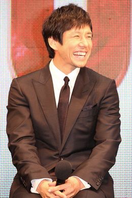 隣のビートたけしの過激なジョークに、西島秀俊は終始笑顔！