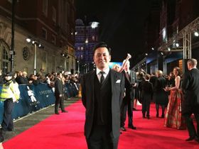 豪華キャスト・ゲストと共にレッドカーペットに登場したくりぃむしちゅー有田