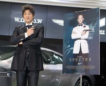 “世界でもっとも有名なスパイ”ジェームズ・ボンドのポージングで撮影！