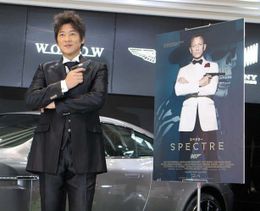 “世界でもっとも有名なスパイ”ジェームズ・ボンドのポージングで撮影！