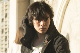 ドラマ版「MOZU」で話題を呼んだ殺し屋・新谷が、劇場版で再登場。池松壮亮の怪演に期待！