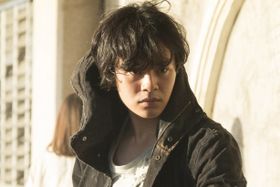 ドラマ版「MOZU」で話題を呼んだ殺し屋・新谷が、劇場版で再登場。池松壮亮の怪演に期待！