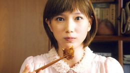 目を輝かせながらザンギを頬張る食いしん坊な姿もカワイイ！