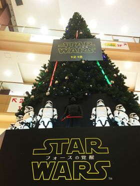 『スター・ウォーズ』の世界観で装飾されたオリジナルツリーは、12月25日(金)まで飾られる