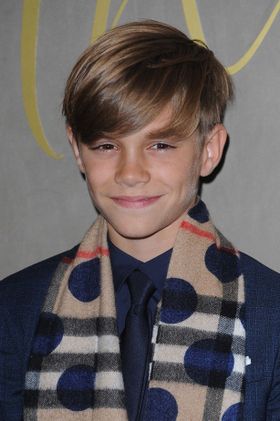 バーバリーの広告塔を務めているベッカム家の次男ロメオ