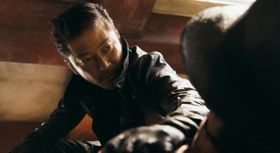 浅野忠信が演じる“鯨”は、自身の父親やこれまでに殺した相手の亡霊に悩まされながら生きている