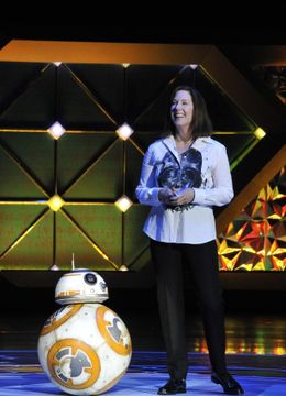 『スター・ウォーズ/フォースの覚醒』のプロデューサーとドロイドBB-8がサプライズ登場