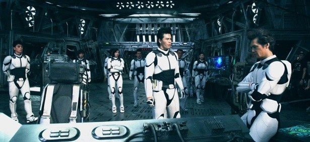 緻密に作り上げられた宇宙船のセットに集結した伊藤英明ら豪華キャストたち