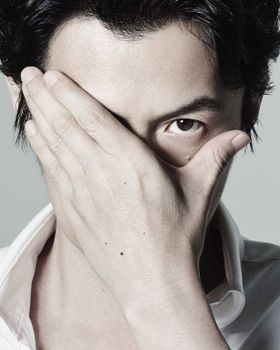 かつて伝説的スクープをいくつも飛ばした、賭け事好きのパパラッチ役を演じる福山雅治