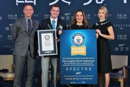 北京で行われた会見でダニエル・クレイグ、レア・セドゥらが認定証を受け取った