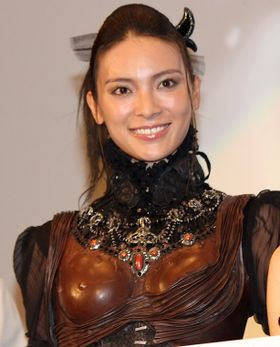 秋元才加の肉体美に会場から大きな拍手！