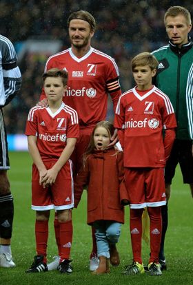 デビッド・ベッカムと一緒に登場した息子たちと娘のハーパー