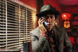 ひと昔まえのスナックやキャバレーを参考にしたという岩西(村上淳)の事務所