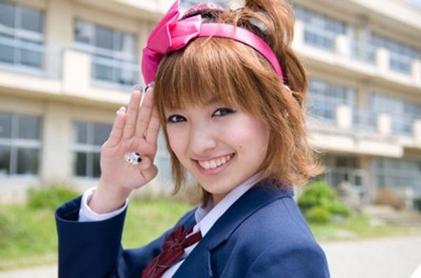 笑顔がかわいいアッキーナ。カチューシャも似合ってる