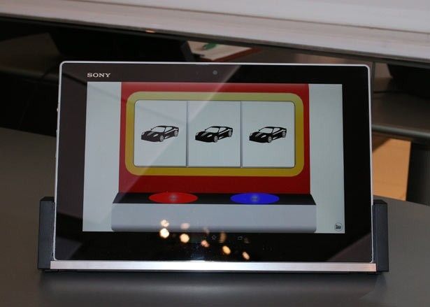 1F展示コーナーで撮影した写真をSNSに投稿すると、豪華賞品があたる抽選会(写真のタブレットでスロットに挑戦)に参加できる