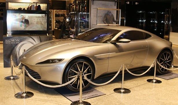 今や2台しか現存していない「アストンマーティン DB10」も登場！