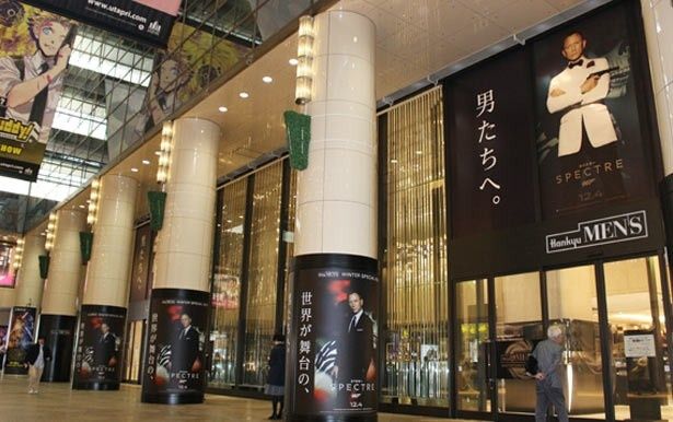 阪急の柱や入口も『007 スペクター』一色に！