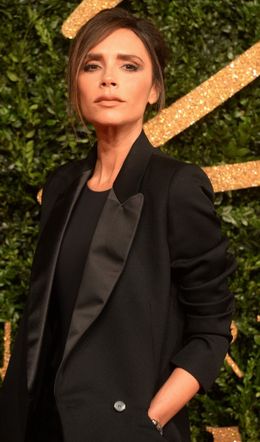 シックなファッションでブリティッシュ・ファッション・アウォード授賞式に出席したヴィクトリア・ベッカム