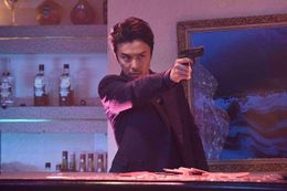 『セーラー服と機関銃 -卒業-』で浜口組若頭補佐の月永役に扮している長谷川博己