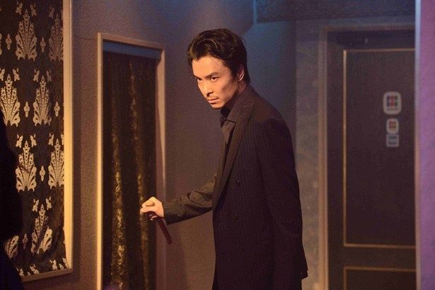 ひげをたくわえ、鋭い眼光が印象的な月永