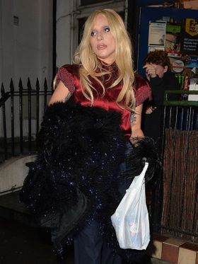 スーパーで缶ビールを購入したレディー・ガガ