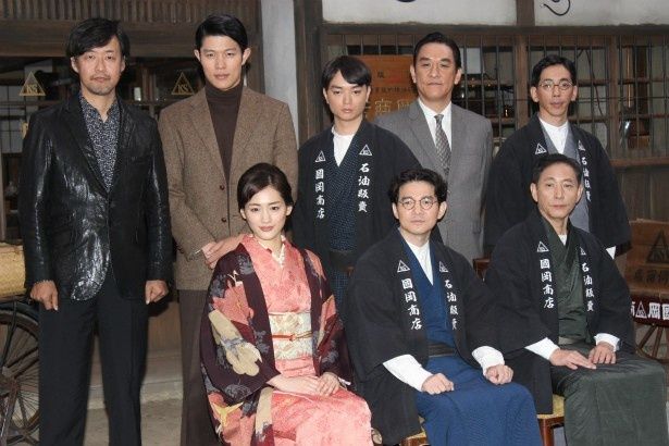 セットの前でフォトセッション